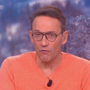 Julien Courbet affiche l'une des avocates de "Ca peut vous arriver", le 8 février 2023, sur M6