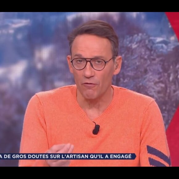 Julien Courbet affiche l'une des avocates de "Ca peut vous arriver", le 8 février 2023, sur M6