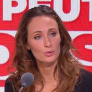 Julien Courbet affiche l'une des avocates de "Ca peut vous arriver", le 8 février 2023, sur M6