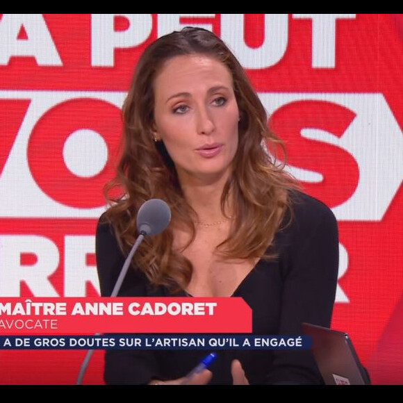 Julien Courbet affiche l'une des avocates de "Ca peut vous arriver", le 8 février 2023, sur M6