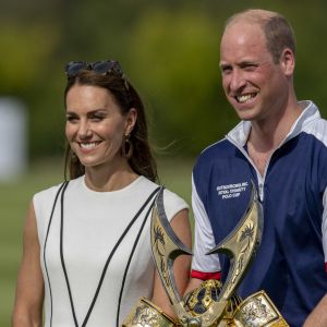 Le prince William, duc de Cambridge, et Catherine (Kate) Middleton, duchesse de Cambridge, arrivent au match de polo caritatif Out-Sourcing Inc au Guards Polo Club, Smiths Lawn à Windsor le 6 juillet 2022. 