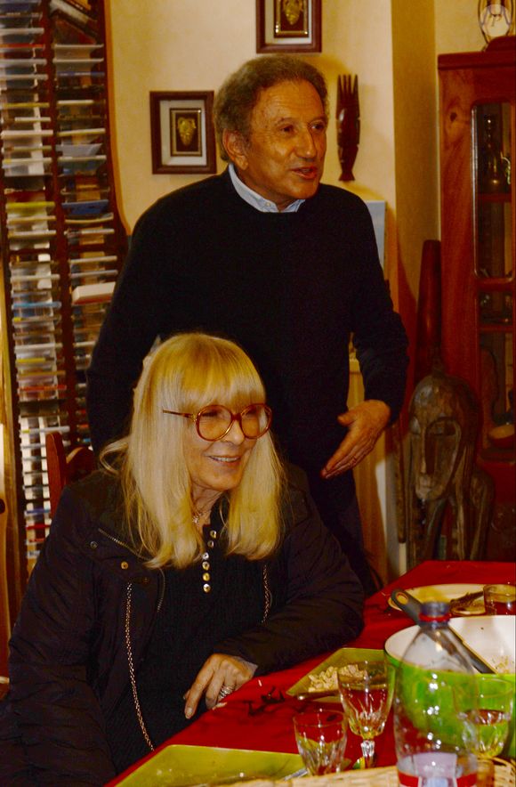 Exclusif - Michel Drucker et sa femme Dany Saval - Mylène Demongeot (présidente du comité d'honneur du refuge de l'Arche de Chateau-Gontier) a reçu en exclusivité Michel Drucker et sa femme Dany Saval au refuge de l'Arche à Château-Gontier à l'occasion du deuxième week-end de la protection animale le 1er mai 2015. Michel Drucker est le parrain du Refuge de l'Arche depuis de nombreuses années. Sa dernière et unique visite remontait à 1990. C'est Mylène Demongeot, qui vit près du Refuge, qui l'a invité à revenir. Le présentateur de Vivement dimanche et Vivement dimanche prochain à dédicacé son nouveau livre "De la lumière à l'oubli" pendant une heure et à fait le tour des associations présentes.