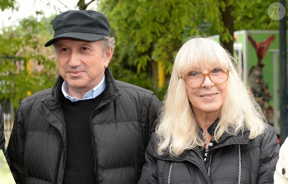 Exclusif - Michel Drucker (casquette) et sa femme Dany Saval - Mylène Demongeot (présidente du comité d'honneur du refuge de l'Arche de Chateau-Gontier) a reçu en exclusivité Michel Drucker (casquette) et sa femme Dany Saval au refuge de l'Arche à Château-Gontier à l'occasion du deuxième week-end de la protection animale le 1er mai 2015. Michel Drucker (casquette) est le parrain du Refuge de l'Arche depuis de nombreuses années. Sa dernière et unique visite remontait à 1990. C'est Mylène Demongeot, qui vit près du Refuge, qui l'a invité à revenir. Le présentateur de Vivement dimanche et Vivement dimanche prochain à dédicacé son nouveau livre "De la lumière à l'oubli" pendant une heure et à fait le tour des associations présentes.