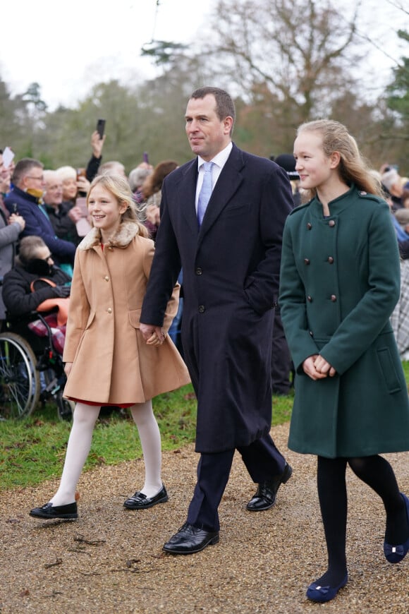 Peter Phillips et ses filles Savannah et Isla - La famille royale d'Angleterre assiste au service religieux de Noël à l'église St Mary Magdalene à Sandringham, Norfolk le 25 décembre 2022. 
