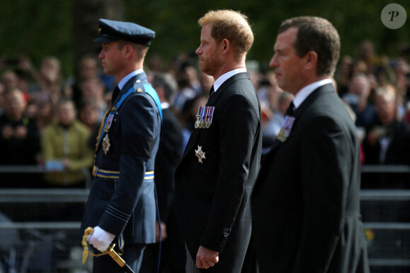 Le prince William, prince de Galles, le prince Harry, duc de Sussex et Peter Phillips - Procession cérémonielle du cercueil de la reine Elisabeth II du palais de Buckingham à Westminster Hall à Londres, Royaume Uni, le 14 septembre 2022. 