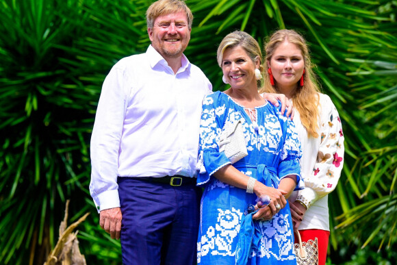 Le roi Willem-Alexander et la reine Maxima des Pays-Bas, avec la princesse Catharina-Amalia des Pays-Bas, lors de l'arrivée à l'aéroport J.E. Yrausquin à Saba, le 9 février 2023. Sur place, la famille royale visitera notamment "Saba Electric Company", "Solar Park", "Expertise Center Education Care", "Sacred Heart School" et le projet "RAAK PRO" à Fort Bayau 11ème de leur visite dans les îles néerlandaises des Caraïbes. 