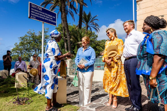 La princesse Catharina Amalia, la reine Maxima et le roi Willem Alexander des Pays-Bas - La famille royale des Pays-Bas visite à pied le centre historique de d'Oranjestad dans le cadre d'un voyage dans les Antilles Néerlandaises le 8 février 2023. 