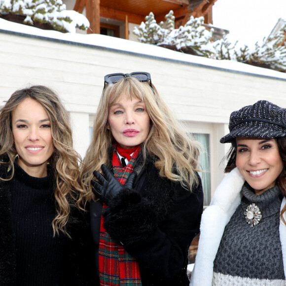 Elodie Fontan, Arielle Dombasle et Reem Kherici lors du photocall du film "Alibi.com 2" lors de la 26ème édition du festival international de comédie de l'Alpe d'Huez, à Huez, France, le 17 janvier 2023. © Dominique Jacovides/Bestimage 