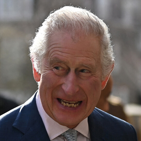 Le roi Charles III d'Angleterre, lors de sa visite au "The Africa Center" à Londres, afin d'en savoir plus sur le rôle que joue le centre dans la connexion des Africains du Royaume-Uni à la diaspora mondiale sur des questions clés.