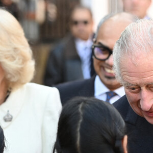 Le roi Charles III d'Angleterre et Camilla Parker Bowles, reine consort d'Angleterre, lors d'une visite sur Brick Lane à Londres, Royaume Uni, le 8 février 2023, pour rencontrer des organismes de bienfaisance et des entreprises au coeur de la communauté bangladaise britannique, et des personnes qui étaient activement impliquées dans le mouvement antiraciste de les années 1960 et 1970. 