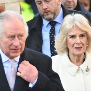 Le roi Charles III d'Angleterre et Camilla Parker Bowles, reine consort d'Angleterre, lors d'une visite sur Brick Lane à Londres, Royaume Uni, le 8 février 2023, pour rencontrer des organismes de bienfaisance et des entreprises au coeur de la communauté bangladaise britannique, et des personnes qui étaient activement impliquées dans le mouvement antiraciste de les années 1960 et 1970. 