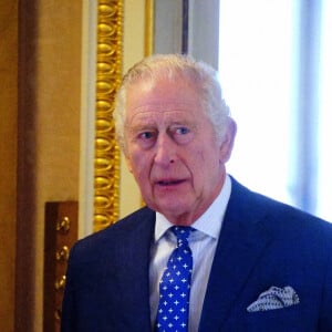 Le roi Charles III d'Angleterre et Camilla Parker Bowles, reine consort d'Angleterre, rencontrent des survivants lors de la Journée internationale de commémoration de l'Holocauste au palais de Buckingham, le 27 janvier 2023. Le couple royal s'est entretenu avec Amouna Adamlight, survivante du génocide du Darfour, et le Dr Martin Stern, un survivant de l'Holocauste. © Avalon / Panoramic / Bestimage 