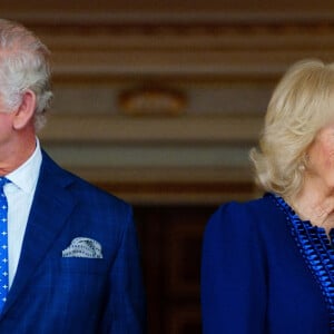 Le roi Charles III d'Angleterre et Camilla Parker Bowles, reine consort d'Angleterre, rencontrent des survivants lors de la Journée internationale de commémoration de l'Holocauste au palais de Buckingham, le 27 janvier 2023. Le couple royal s'est entretenu avec Amouna Adamlight, survivante du génocide du Darfour, et le Dr Martin Stern, un survivant de l'Holocauste. © Avalon / Panoramic / Bestimage 