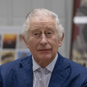 Le roi Charles III d'Angleterre, lors de sa visite au "The Africa Center" à Londres, afin d'en savoir plus sur le rôle que joue le centre dans la connexion des Africains du Royaume-Uni à la diaspora mondiale sur des questions clés.