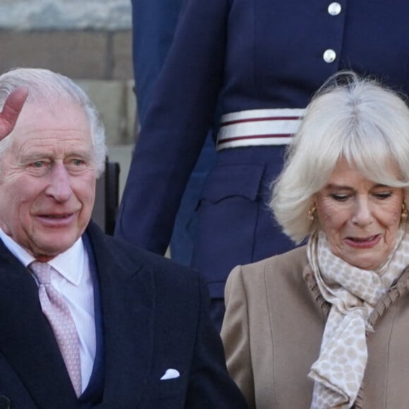 Le roi Charles III d'Angleterre en compagnie de Camilla Parker Bowles, reine consort d'Angleterre, est accueilli à sa descente du train royal à son arrivée à la gare Victoria Station à Manchester, le 20 janvier 2023. 