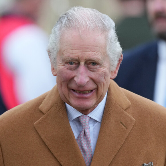 Le roi Charles III arrive pour assister au service dominical à l'église St Lawrence à Norfolk, le 8 janvier 2023. 
