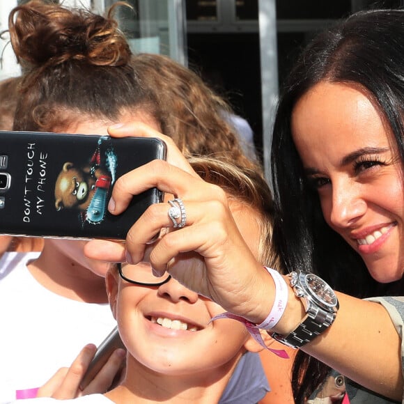 Exclusif - La chanteuse Alizée a donné de la voix pour se faire entendre des 109 élèves de 5ème qui participaient à la dictée ELA. Cette association de lutte contre les leucodystrophies organise pour la 23ème année consécutive une campagne intitulée "Mets tes baskets et bats la maladie", parrainée par Zinédine Zidane et Alizée, qui se veut être un moment d'échange et de sensibilisation au sujet d'une maladie rare et peu connue. © Olivier Sanchez/Crystal Pictures/Bestimage