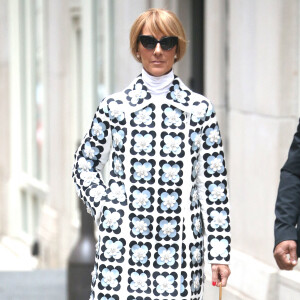 Celine Dion sort de son hôtel pour se rendre à son concert à Long Island dans l'État de New York, le 3 mars 2020.