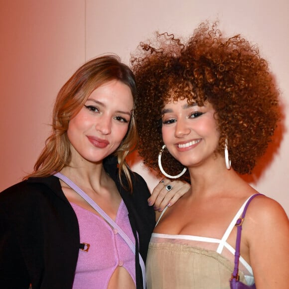 Angele et Léna Mahfouf (Léna Situations) en front row du défilé "Le Raphia" de la maison Jacquemus au Bourget le 12 décembre 2022. © Veeren / Clovis / Bestimage 