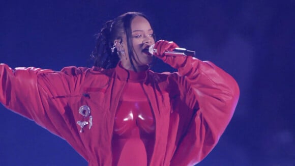 Rihanna sur scène à la mi-temps du Super Bowl 2023 à Glendale, le 12 février 2023. 