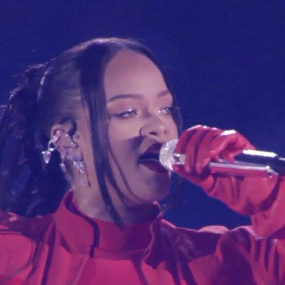 Rihanna sur scène à la mi-temps du Super Bowl 2023 à Glendale, le 12 février 2023. 
