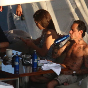 Marc Anthony et sa nouvelle fiancée, la mannequin Nadia Ferreira, partent en excursion sur un yacht avec l'ami de Marc, l'animateur de radio Enrique Santos, et la famille de Nadia à Malibu le 16 mai 2022. 