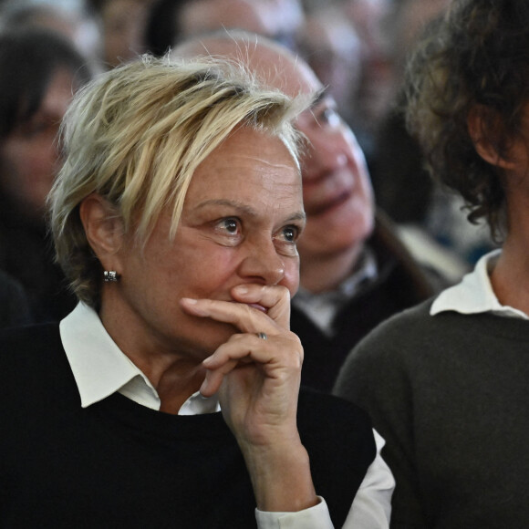 Muriel Robin avec sa femme Anne Le Nen - Les célébrités rendent un dernier hommage au comédien Roger Louret en la salle du Magre à Monclar le 30 janvier 2023. © Thierry Breton / Panoramic / Bestimage