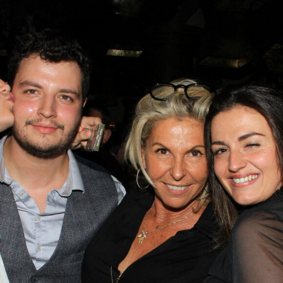Exclusif - Caroline Margeridon et ses enfants Alexandre et Victoire - Caroline Margeridon fête son 56ème anniversaire au restaurant "Manko" à Paris le 29 septembre 2022. © Philippe Baldini/Bestimage 
