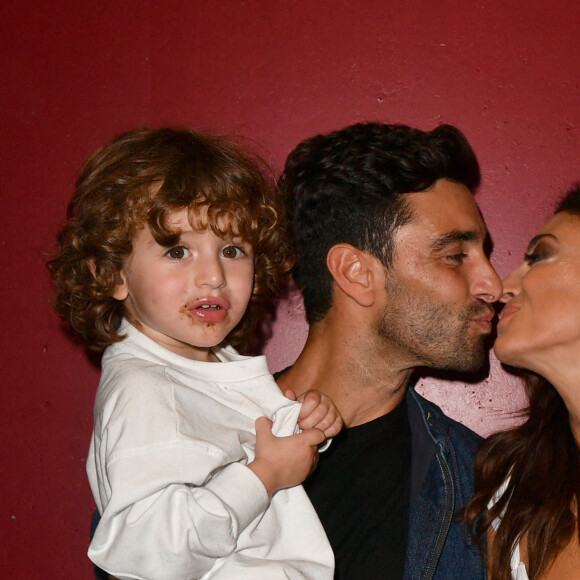 Rachel Legrain Trapani, son compagnon Valentin Leonard avec leur fils Andrea et Gianni - Backstage lors du défilé d'ouverture du salon du chocolat 2022 à Paris porte de Versailles le 27 octobre 2022. © Veeren / Pierre Perusseau / Bestimage