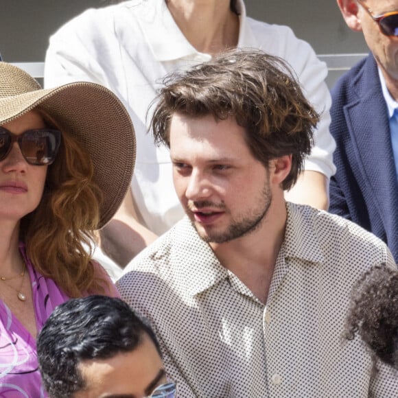 Ensemble, ils ont eu leur fils Gabriel en 1998.
Marine Delterme et son fils Gabriel Ecoffey - Célébrités dans les tribunes des internationaux de France de Roland Garros à Paris le 30 mai 2022. © Cyril Moreau - Dominique Jacovides/Bestimage