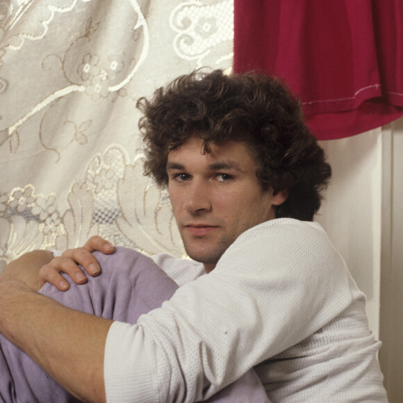 Parick Dupond est devenu étoile à 20 ans mais a connu une longue dépression quand tout s'est arrêté. 
En France, à l'Opéra de Paris, portrait de Patrick Dupond dans sa loge en mars 1984. © Alain Canu via Bestimage