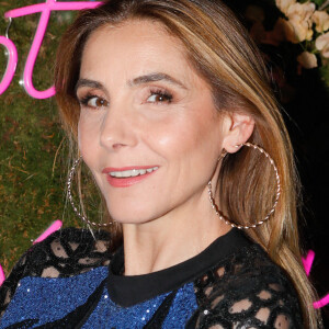 "Vivement ton retour" : Clotilde Courau à la gare après le départ de sa fille Vittoria, toujours à des milliers de km d'elle 
Clotilde Courau - People à la soirée "Kimpton Music Festival" à l'hôtel Kimpton Saint-Honoré à Paris. Le 1er juin 2022 © Christophe Clovis / Bestimage Le 1er juin 2022, le Kimpton St Honoré Paris a réalisé son premier Kimpton Festival en présence de nombreuses célébrités, en plein coeur de Paris. Le Directeur Régional du groupe hôtelier IHG, C.Laure, la Directrice Générale de l'hôtel Kimpton St Honoré Paris, L.Elmaleh ainsi que la fondatrice de l'agence de RP Sandra and Co, S.Sisley ont convié les personnalités à une soirée musicale exceptionnelle : concert privé du pianiste virtuose S.Pamart, DJ set enflammé de Polocorp et showcase de la plus célèbre des drag queens françaises N.Doll... Cet événement festif était également l'occasion de (re)découvrir ce joyau architectural inauguré en août dernier. Le boutique hôtel 5 étoiles dispose d'un magnifique rooftop bar, Sequoia, où les convives ont pu profiter d'une vue à 360 degrés sur les monuments parisiens. La fête s'est poursuivie au sein du restaurant californien de l'hôtel, Montecito, où les invités ont dansé jusqu'au bout de la nuit. Cette nouvelle adresse apporte un nouveau souffle à l'hôtellerie de luxe avec son design ludique et se démarque par son style élégant et décontracté. Les noctambules s'y sont réunis pour célébrer le pride month autour d'une programmation musicale inédite et une scénographie majestueuse digne des plus grands festivals. A night to remember! 