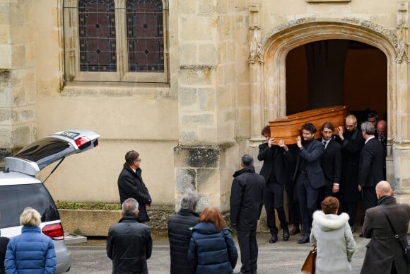 Exclusif - Cercueil du défunt - Sortie des obsèques de Louis Velle en l'église Saint-Léger, à Morainvilliers. Le 10 février 2023. © Pierre Perusseau/Bestimage