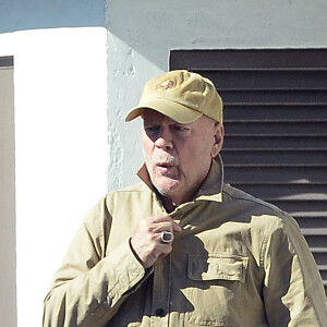 Une maladie qui a affecté l'acteur lors de ses derniers tournages. 
Exclusif - Bruce Willis se promène à Los Angeles, le 23 janvier 2023.