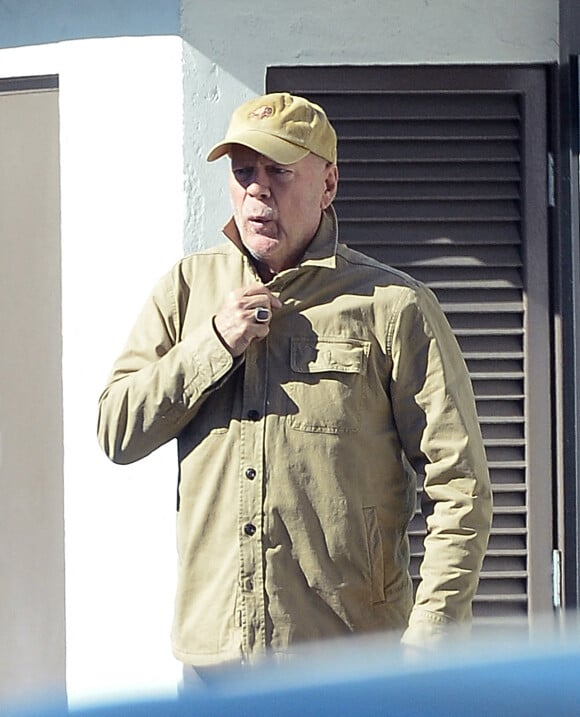 Une maladie qui a affecté l'acteur lors de ses derniers tournages. 
Exclusif - Bruce Willis se promène à Los Angeles, le 23 janvier 2023.