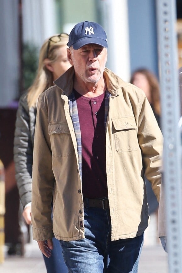 Exclusif - Bruce Willis quitte un café à Santa Monica le 23 décembre 2022.