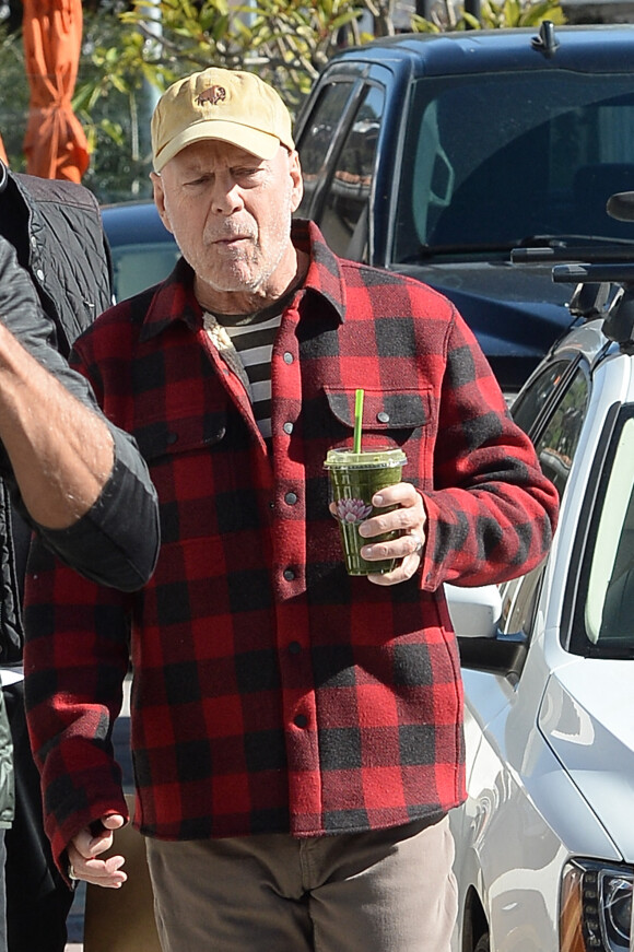 Exclusif - Bruce Willis se promène à Los Angeles, le 23 janvier 2023.