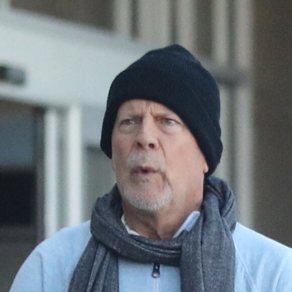 Exclusif - Bruce Willis, atteint d'aphasie, sort chercher café et croissant avec un ami à Los Angeles le 6 février 2023.