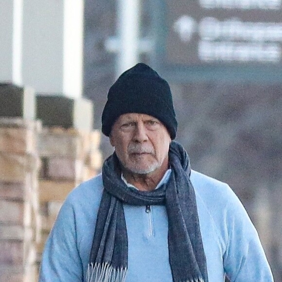 Exclusif - Bruce Willis, atteint d'aphasie, sort chercher café et croissant avec un ami à Los Angeles le 6 février 2023.