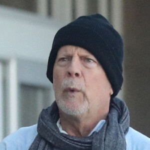 Exclusif - Bruce Willis, atteint d'aphasie, sort chercher café et croissant avec un ami à Los Angeles le 6 février 2023.