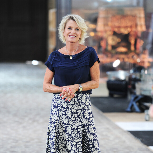 Exclusif - Sophie Davant - Backstage de l'enregistrement de l'émission prime "Affaire conclue" dans les écuries du château de Chantilly, présentée par S.Davant et qui sera diffusée sur France 2 le 15 septembre 2020. Le 9 juillet 2020 © Guillaume Gaffiot / Bestimage