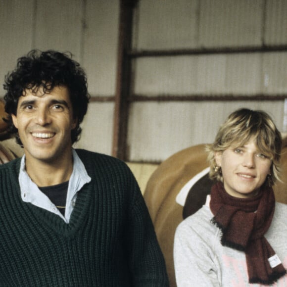 Archives - En France, à Bordeaux, rendez-vous avec Julien Clerc et sa femme Virginie Coupérie-Eiffel. Mars 1985. © Michel Croizard via Bestimage