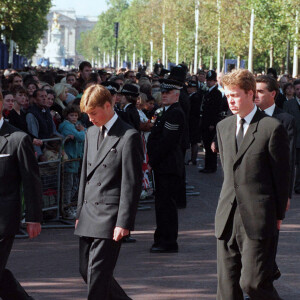 Ce douloureux constat, le frère du prince Harry l'avait fait dans un documentaire mais également au coeur d'une conversation avec une maman inquiète pour l'avenir de ses garçons
Charles Spencer, le prince William, duc de Cambridge, Le prince Harry, duc de Sussex, Le prince Charles, prince de Galles aux obsèques de Diana le 6 septembre 1997