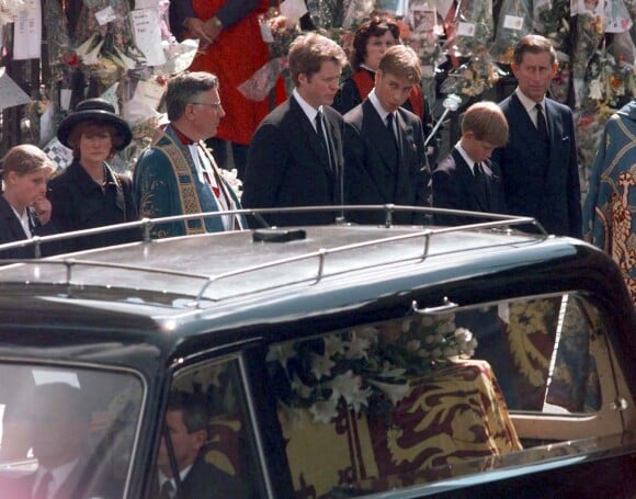 Le prince William évoquait alors l'importance de parler des émotions et de les extérioriser, contrairement à ce que lui avait gardé enfoui en lui et à cause de quoi son deuil ne serait jamais fait. 
Charles Spencer, le prince William, duc de Cambridge, Le prince Harry, duc de Sussex, Le prince Charles, prince de Galles aux obsèques de Diana le 6 septembre 1997