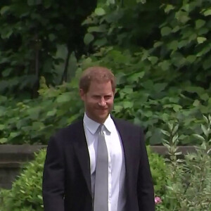 Le prince William, duc de Cambridge, et son frère Le prince Harry, duc de Sussex, se retrouvent à l'inauguration de la statue de leur mère, la princesse Diana dans les jardins de Kensington Palace à Londres le 1er juillet 2021. 