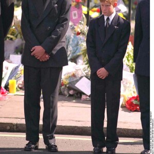 Prince William et le prince Harry aux funérailles de sa maman le 6 septembre 1997
