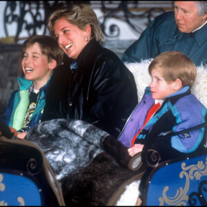 Seule arme pour pallier au manque : honorer sa mémoire et poursuivre ses actions. Un devoir de fils auquel William se tient plus que jamais. 
Archives - Lady Diana et ses fils William et Harry en vacances à Lech en Autriche en 1993