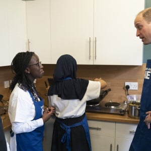 Le prince William, prince de Galles, prend part à un cours de cuisine lors de sa visite à "Together as One" (jusqu'à récemment connu sous le nom d'Aik Saath) un organisme de bienfaisance dédié à travailler avec les jeunes pour créer un changement social positif dans la communauté qui célèbre son 25ème anniversaire en Février, à Slough, Berkshire, Royaume Uni, le 17 janvier 2023. 