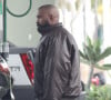 Le 21 février 2023, Kanye West a été repéré à Los Angeles avec sa nouvelle femme.
Exclusif - Kanye West et sa femme Bianca Censori font le plein d'essence avant d'aller faire des courses à Los Angeles, le 21 février 2023.