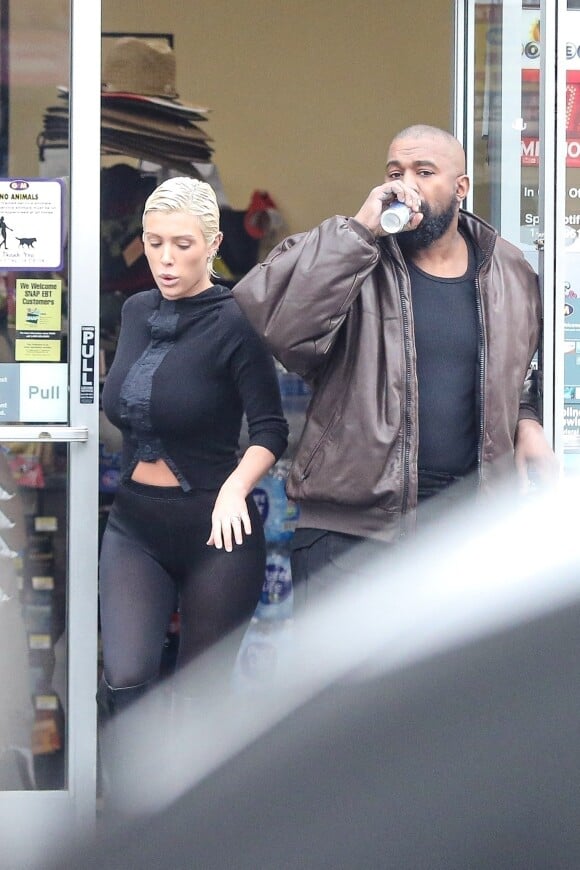 Exclusif - Kanye West et sa femme Bianca Censori font le plein d'essence avant d'aller faire des courses à Los Angeles, le 21 février 2023.